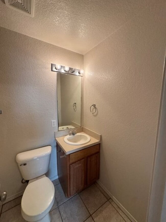 Building Photo - True 4 bed in Edmond, new carpet and paint!