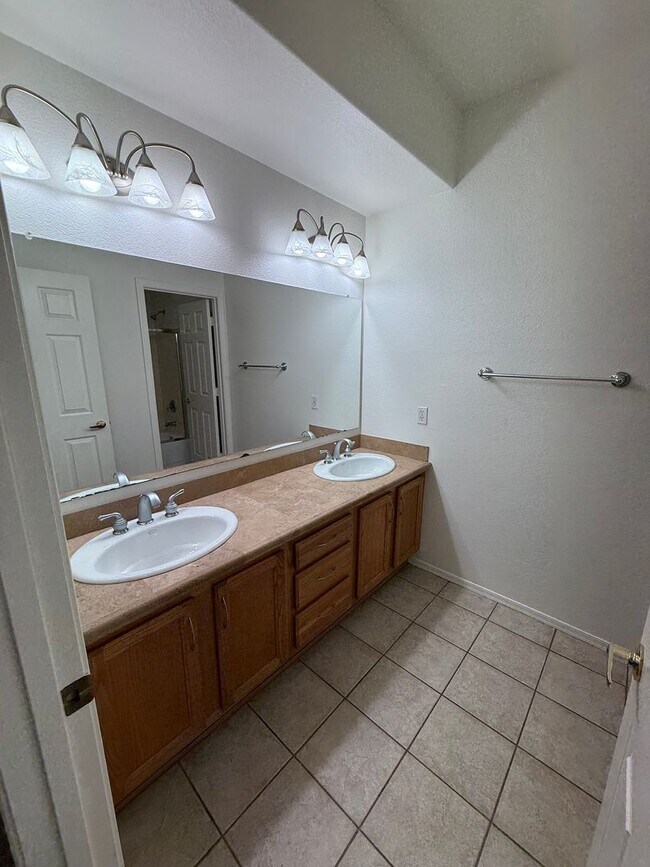 Building Photo - 3 Bedroom Townhouse with Garage, Gated Com...