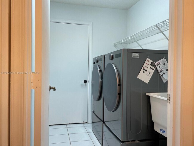 Building Photo - 785 Heron Rd