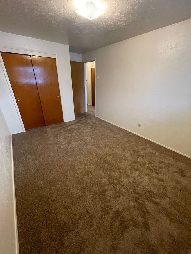 Building Photo - 32000 Pineway Rd