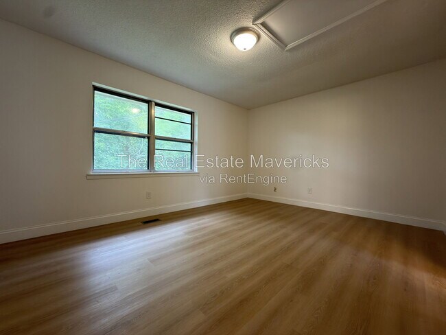 Building Photo - 2318 Green Forest Dr