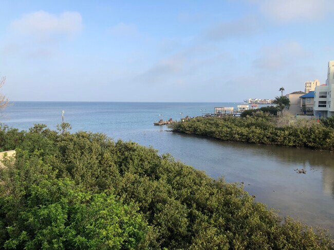 Building Photo - 208 W Saturn Ln