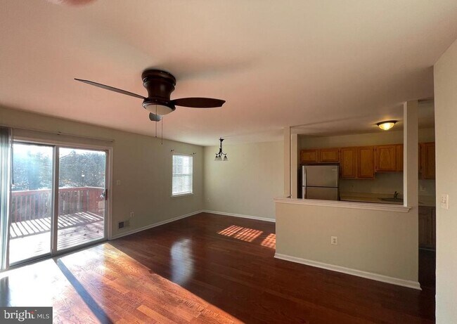 Building Photo - 127 Tulip Ln