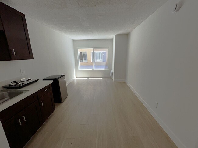 Building Photo - 535 S Catalina St