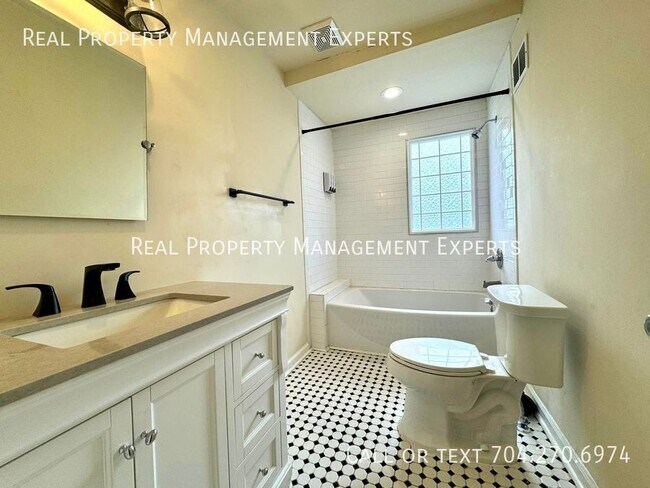 Building Photo - 900 Tally Ho Ct
