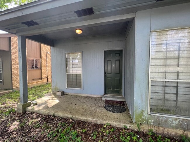 Building Photo - Must see 2 Bedroom Duplex off Brightside Dr. Close to LSU