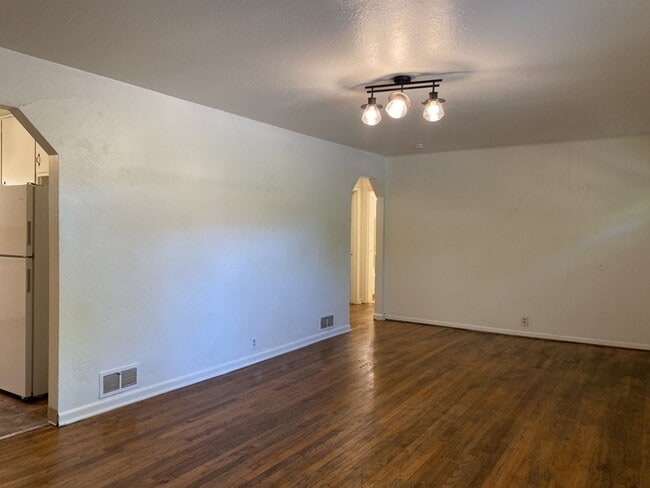 Building Photo - STUDENTS WELCOME! 3 Bedroom/ 1 Bathroom Home One Block from CSU