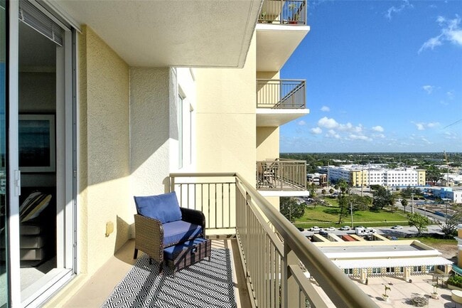 Building Photo - 800 N Tamiami Trl