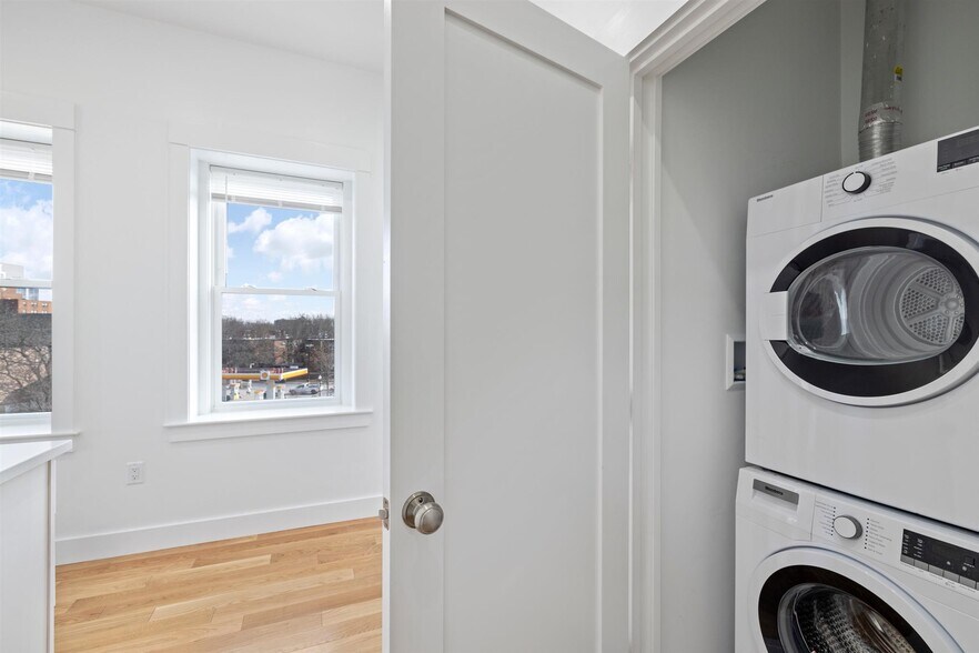 Building Photo - 401 Columbia St