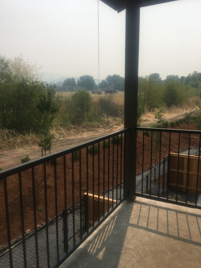 Building Photo - Beautiful Townhome in East Medford