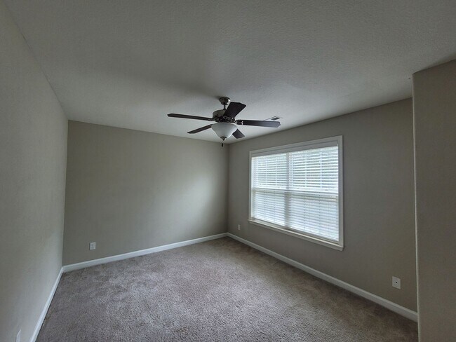 Building Photo - Beautiful 4 Bedroom, 2.5 Bath Home