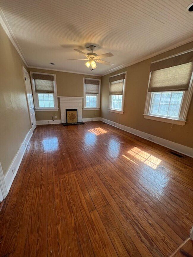 Building Photo - 217 White Oak St