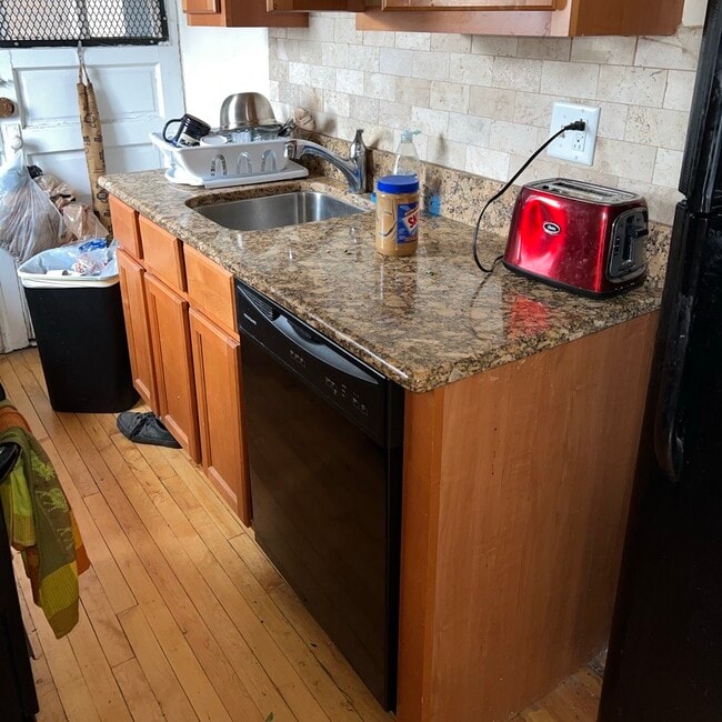 Building Photo - Large Logan Square 1 Bed, Dining Rm, Spaci...