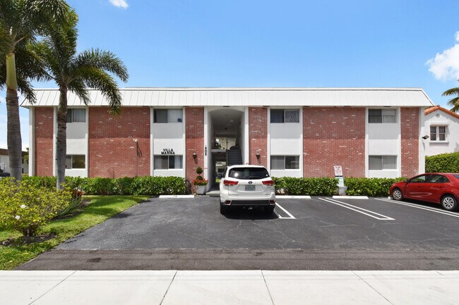 Building Photo - 402 Lake Shore Dr