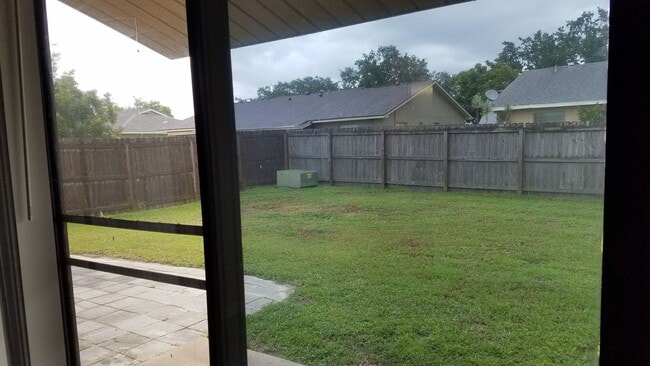 Building Photo - 2 bed 2 bath 2-plex with 1000 sf. and gara...