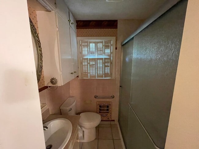 Building Photo - Spacious 3 bedroom, 2 bath