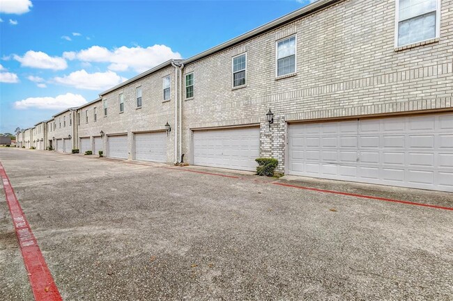 Building Photo - 17421 Red Oak Dr