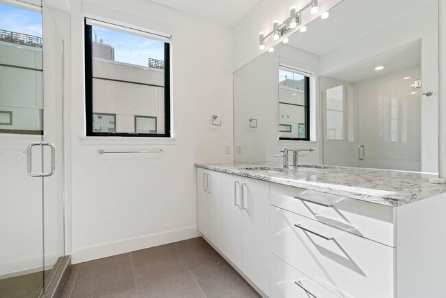 Building Photo - LUX 3BD, 5BA Townhome Near Cherry Creek, C...