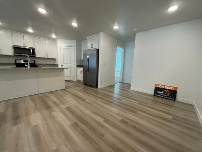 Building Photo - 4 Bedroom 3 Bath 2200 Sq ft Home 2 Car Garage.