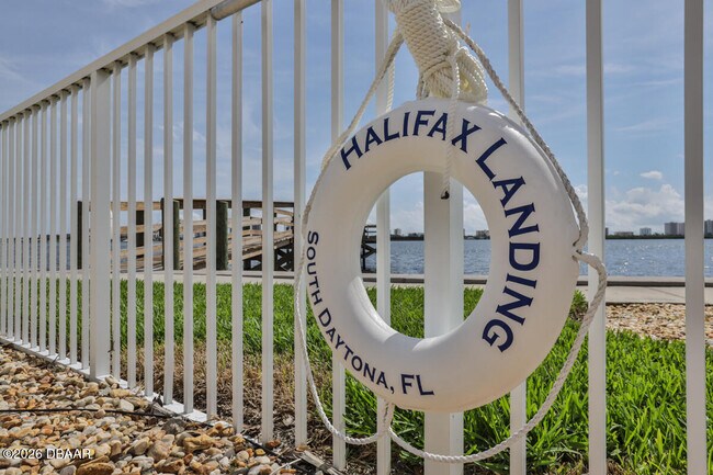 Building Photo - 2801 S Ridgewood Ave