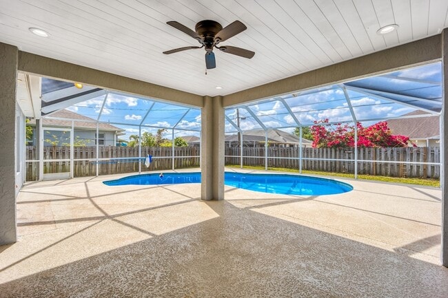 Building Photo - 2544 SW Deckard St