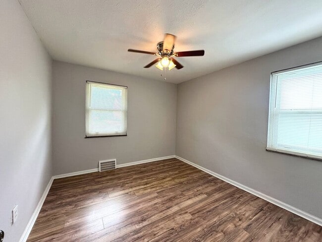 Building Photo - 4 Bedroom Bungalow for Rent! Euclid, Ohio