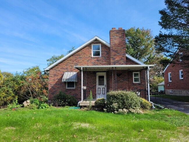 Primary Photo - 906 S Progress Ave