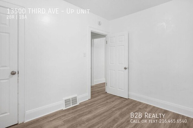 Building Photo - 13500 THIRD AVE-Up unit