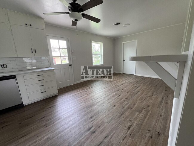 Building Photo - Updated 3 Bedroom 2 Bath Brick House in Tr...