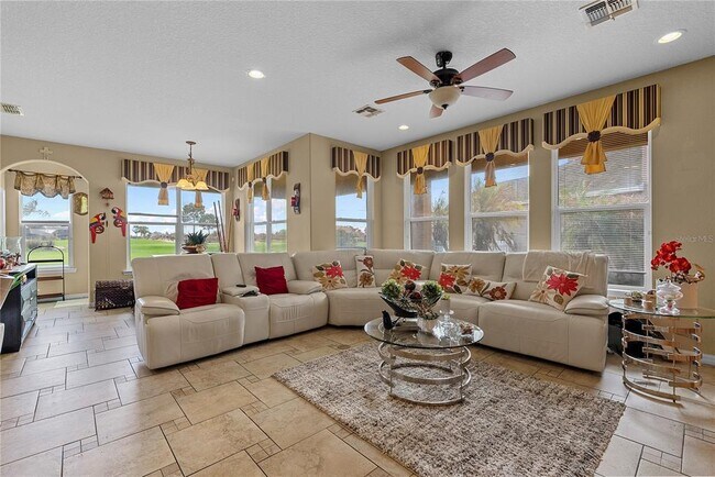 Building Photo - 1352 Oakcrest Ct