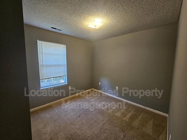 Building Photo - 3923 Overland Dr