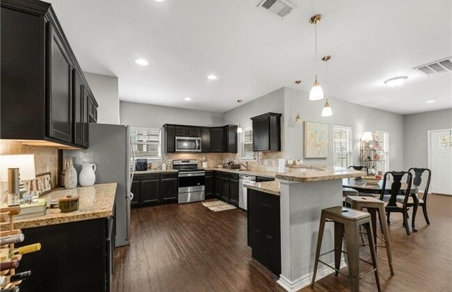 Building Photo - 410 Montclair Ave