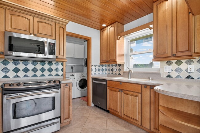 Building Photo - 2757 NE 29th Ave