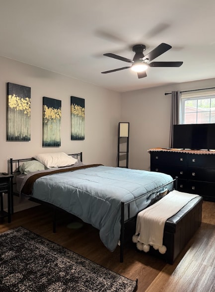 Master bedroom with queen bed - 4700 Cornwall Pl