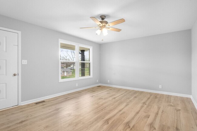 Building Photo - Newly Renovated 3 Bedroom Pet Friendly Hom...