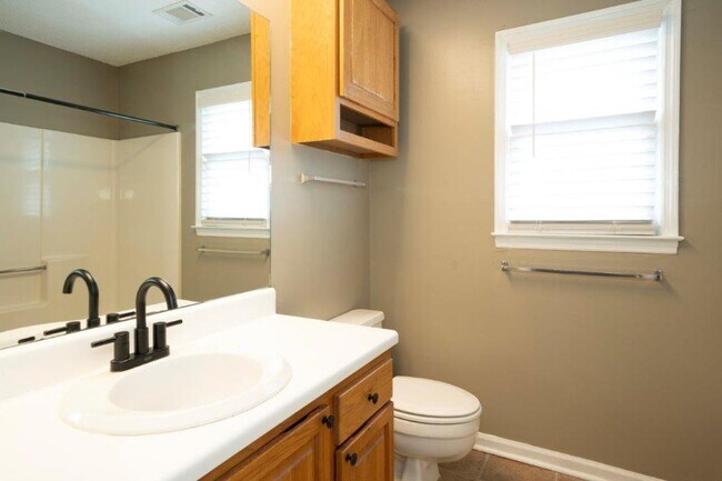 Building Photo - 211 W Longleaf Dr