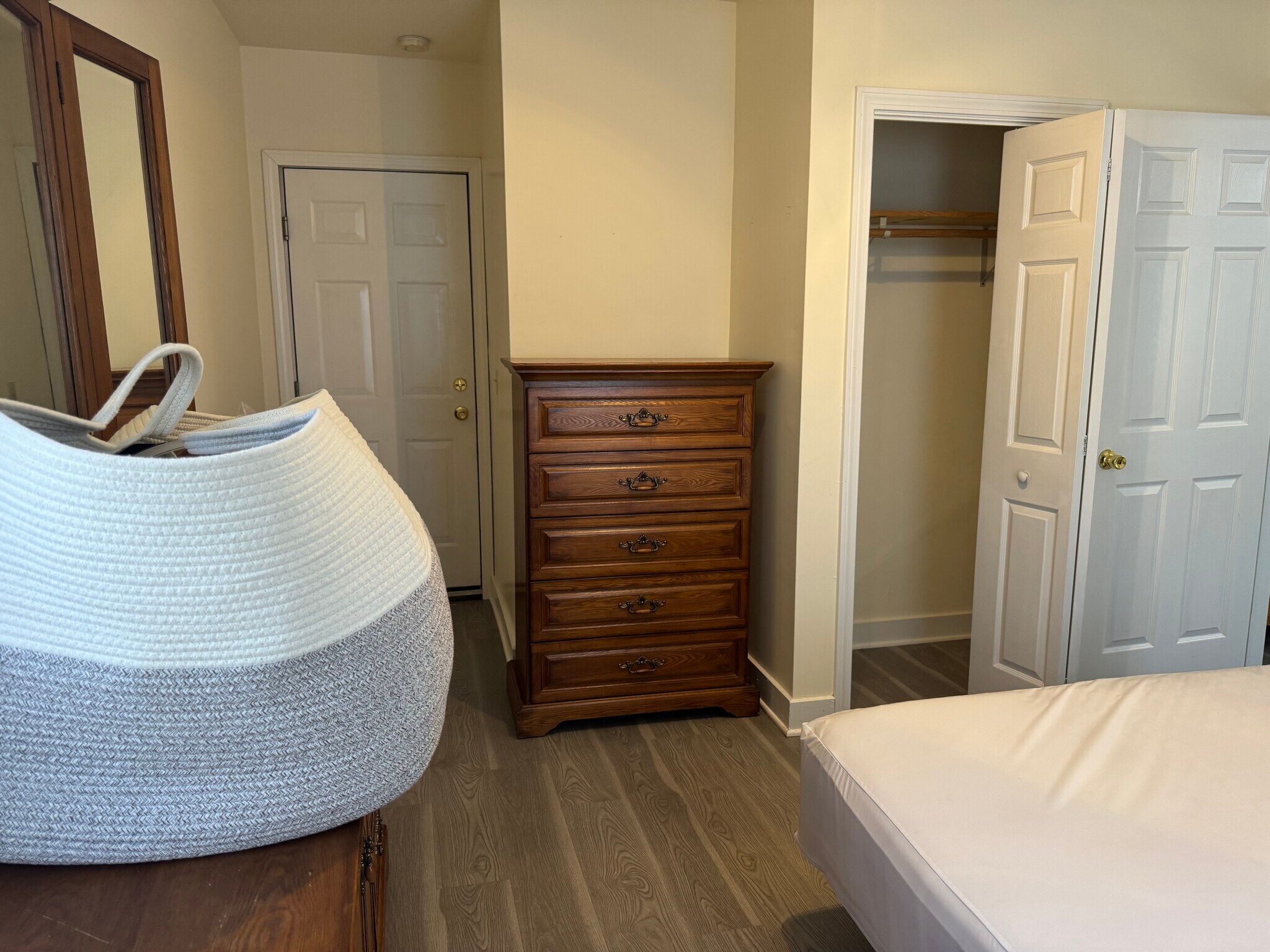 Bedroom w/2 dressers - 47 Plunkett St