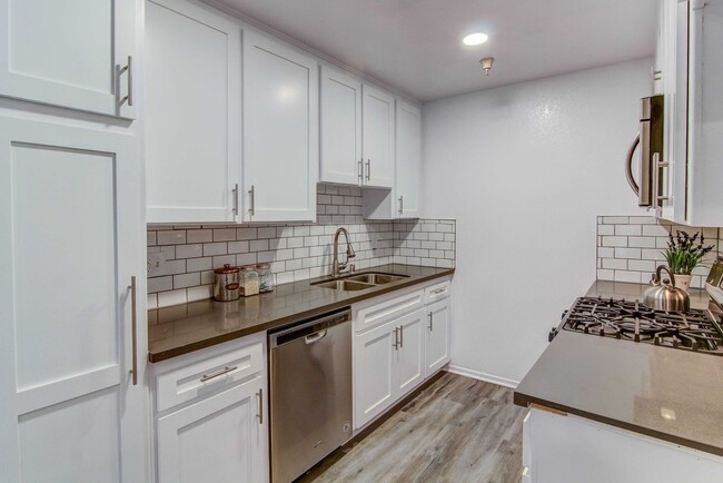 Interior Photo - 7057 Lanewood Ave