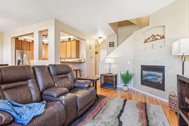 Building Photo - 3 Bedroom, 3 Bth Townhome with 2 Car Garage