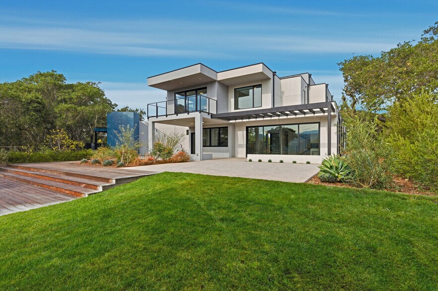Building Photo - 10 Notre Dame Pl