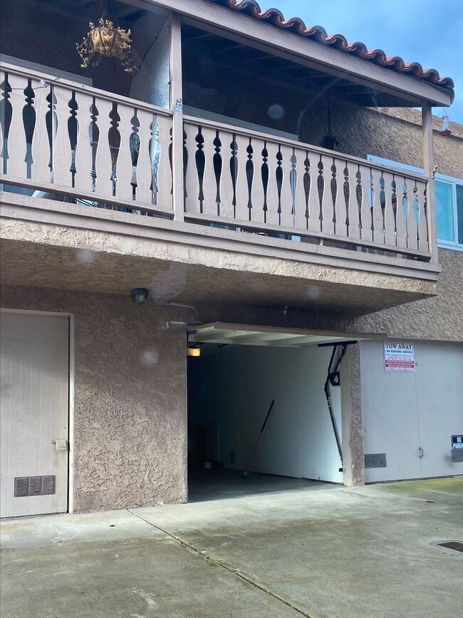 Building Photo - DOUBLE Car Garage! Balcony! Walkable to Restaurants!