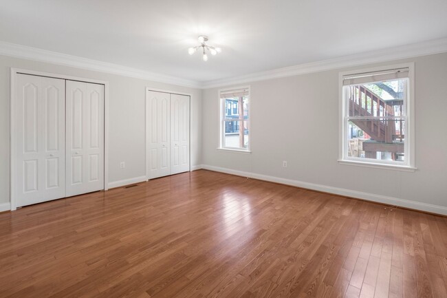 Building Photo - Stunning 2 BR/2.5 BA 2-Level Condo in Petw...