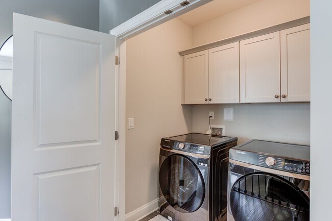 Building Photo - 1450 Edgebrook Ct NE