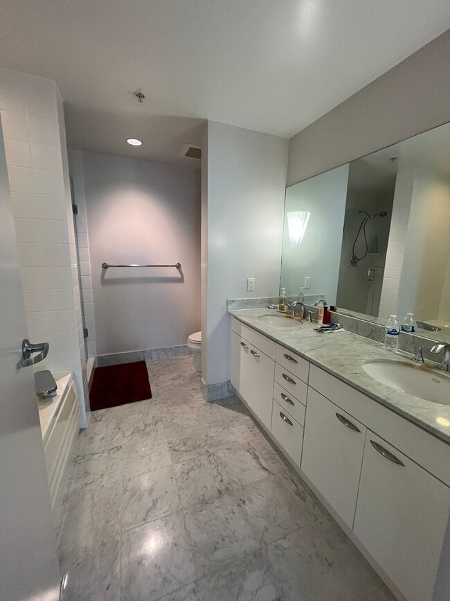 Building Photo - Experience upscale living in Downtown San Diego with great views. This is a must see!