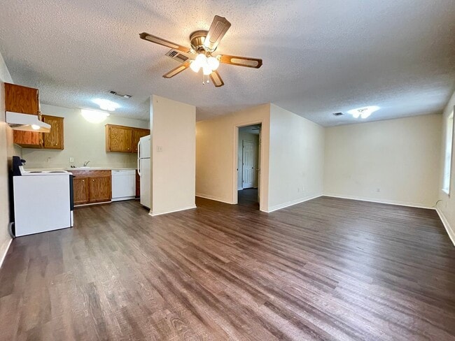 Building Photo - 402 W Florida Ave