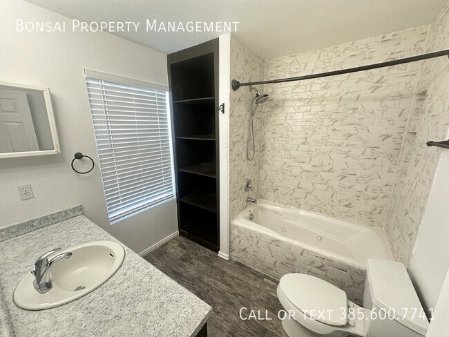 Building Photo - 1247 N Bridalwood Loop