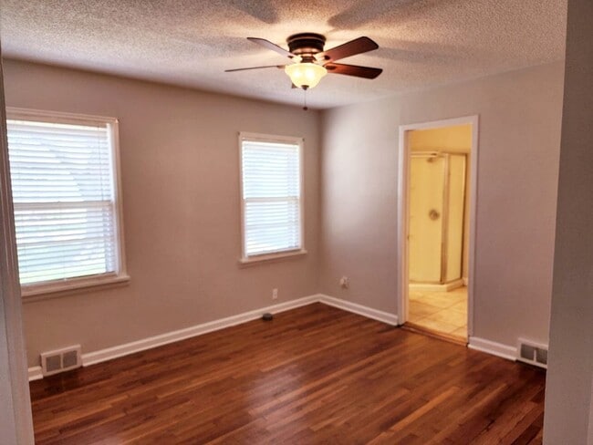 Building Photo - Charming Bunglow in Delaware Neighborhood Close To MSU & Mercy Hospital