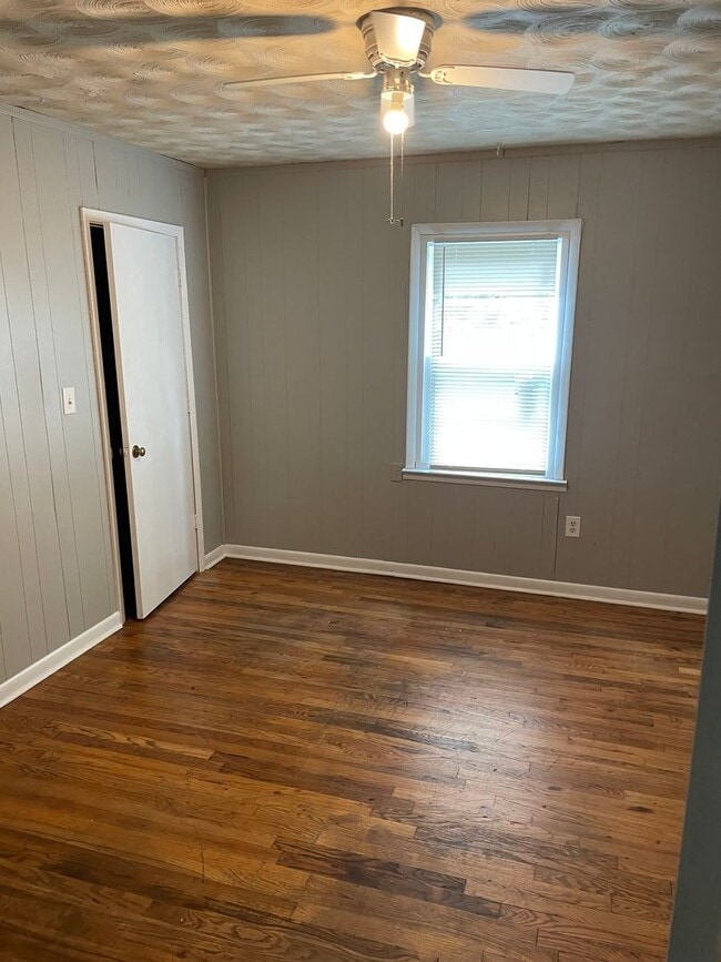 Building Photo - 2 bed 1 bath duplex