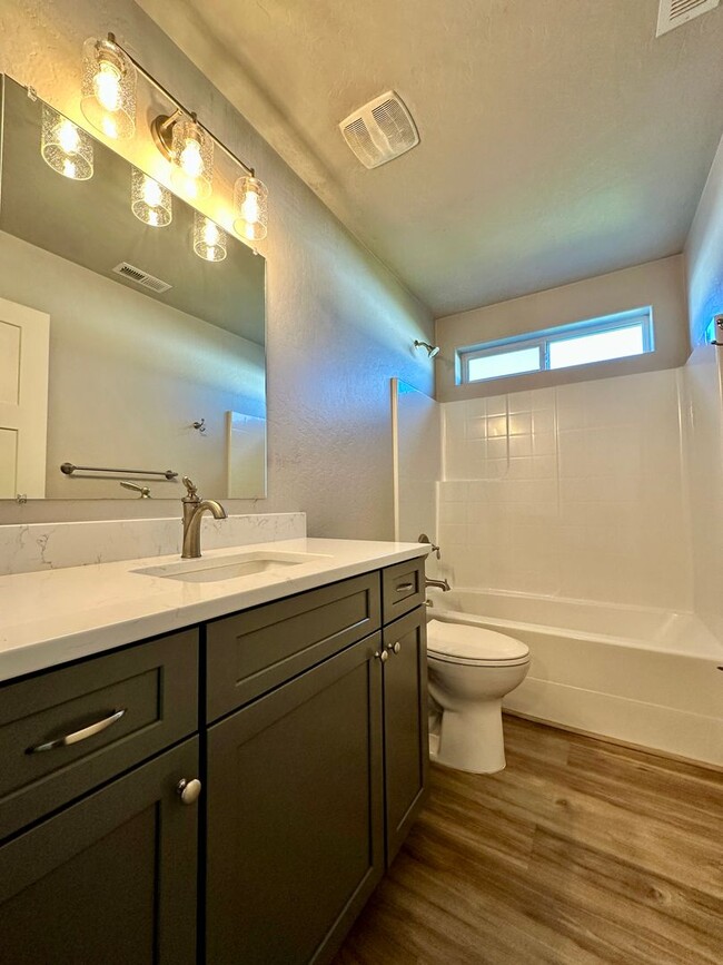 Building Photo - Modern 4 bedroom 2 bathroom home for rent ...