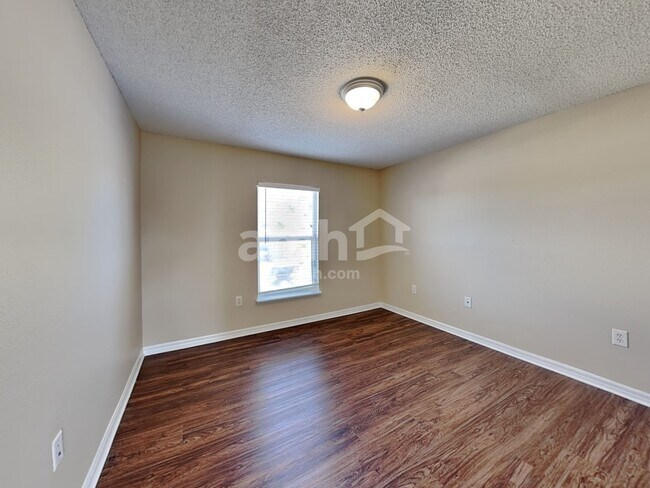 Building Photo - 16000 Wilkinson Dr